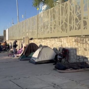 Poblanos esperaron más de 24 horas en las afueras del Estadio Cuauhtémoc