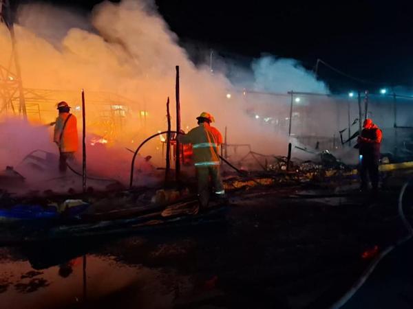 0f2a29e68ee38e4a655a497e9a035c5c_L Controla Protección Civil incendio en Central de Abasto de Huixcolotla