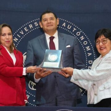 55f6b70e726cdc98c430a723b84439e7_L Reconocen en la BUAP al gobernador como ex alumno