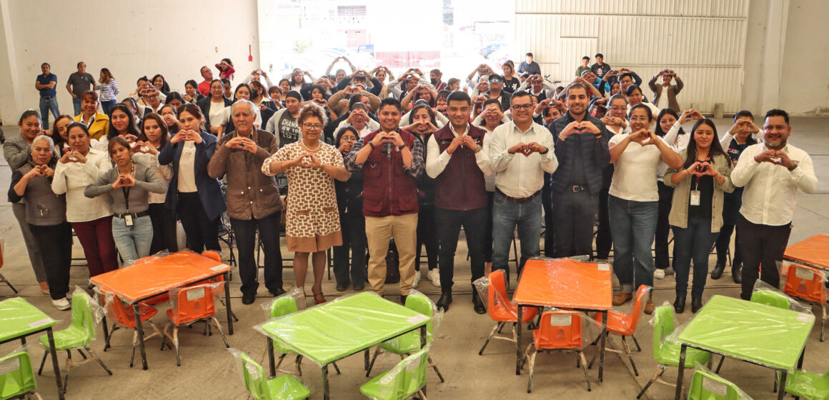 Omar Muñoz entrega apoyos al Centro de Atención Infantil Comunitarios