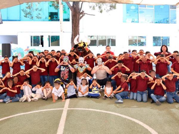 91de9f0c4865bd5252c0a0afa582e14f_L Luchadores poblanos consienten a infancias y juventudes del SEDIF