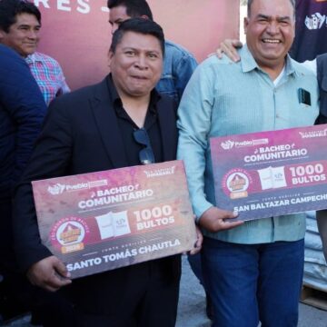 WhatsApp Image 2026-02-16 at 1.00.36 PM Ante falta de capacidad del ayuntamiento por bachear, ahora entrega bultos de mezcal asfática