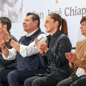 Claudia Sheimbaum otorgó el primer lote de vivienda de CONAVI en San José Chiapa.