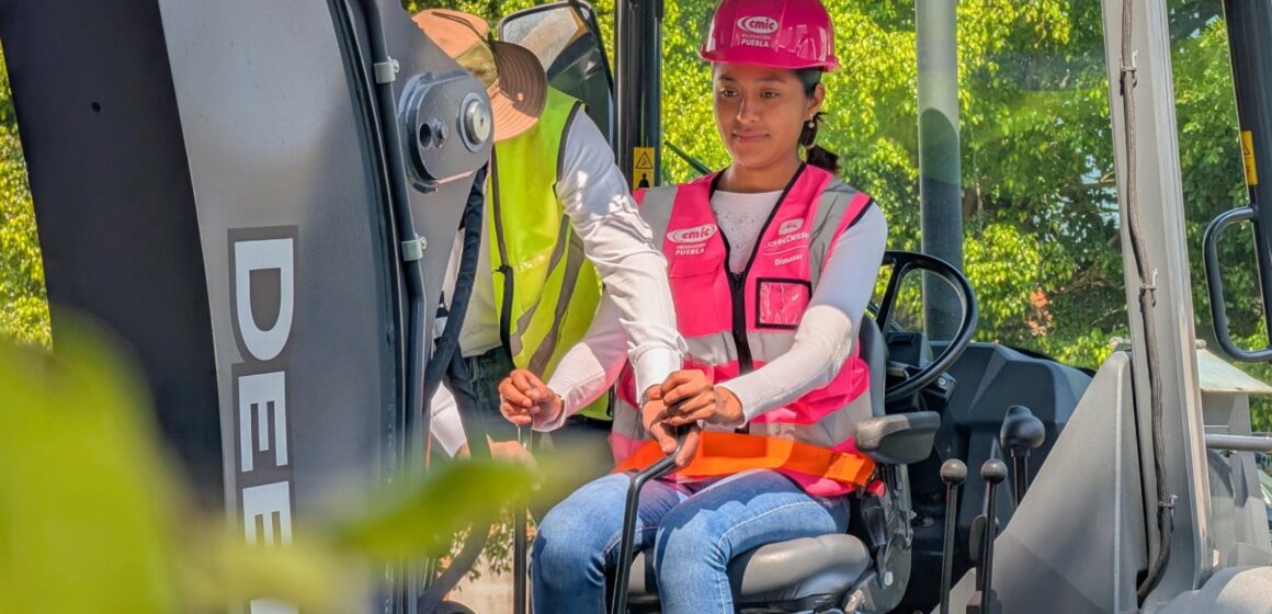 CMIC Puebla forma la primera generación de operadoras de maquinaria pesada