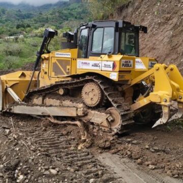 da79cbc3ea7034dbfae25cd35efd29c5_L Reconstruyen carretera en Pahuatlán por derrumbe menor