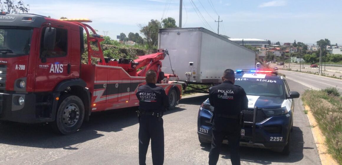 Policía estatal de caminos recupera vehículo robado