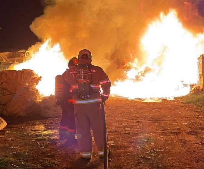 WhatsApp Image 2026-07-01 at 7.45.53 AM Se incendia bodega de material reciclable, contienen el fuego