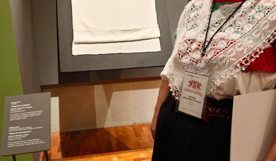 Artesana de Naupan recibe reconocimiento nacional